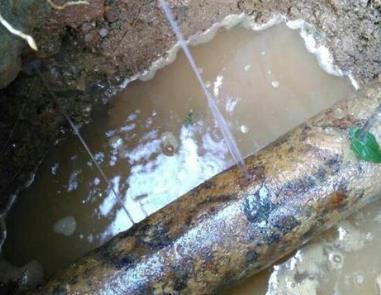 泽州楼顶渗水维修公司分享下地暖漏水的原因及检测方法。